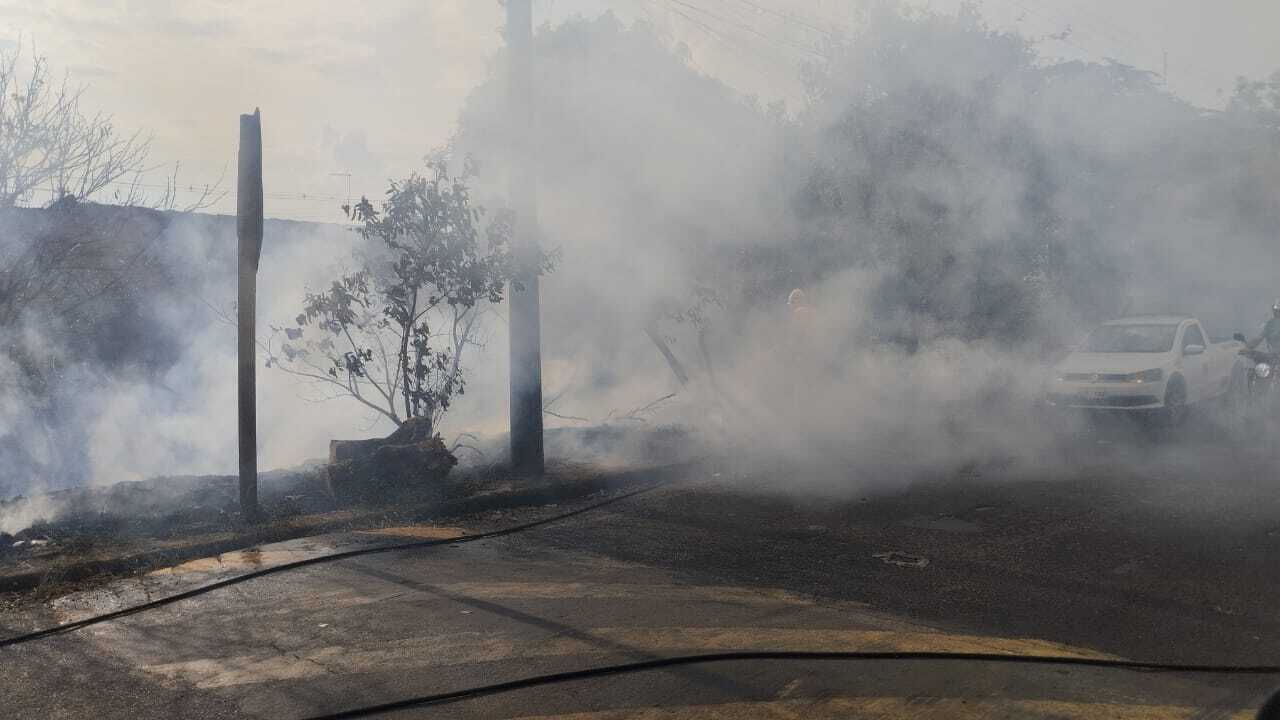 Incêndio ocasionado propositalmente - R Manoel Borba (Imagens Michel Belli)