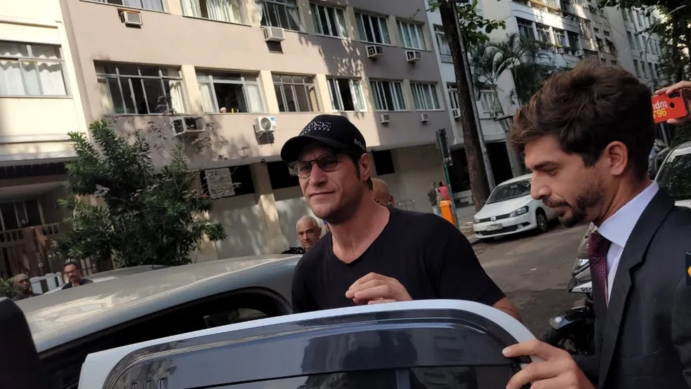 Ex-BBB Diego Alemão paga fiança e sai de delegacia em Copacabana — Foto: Cristina Boeckel / g1