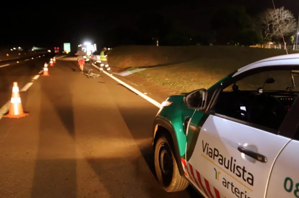 Ciclista é socorrido em Araraquara após ser atropelado na SP-255 — Foto: Walter Strozzi/acidadeon