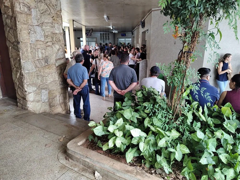 Dezenas de pessoas foram ao velório da dentista Bruna Angreli, em Araras — Foto: Cairo Oliveira/EPTV
