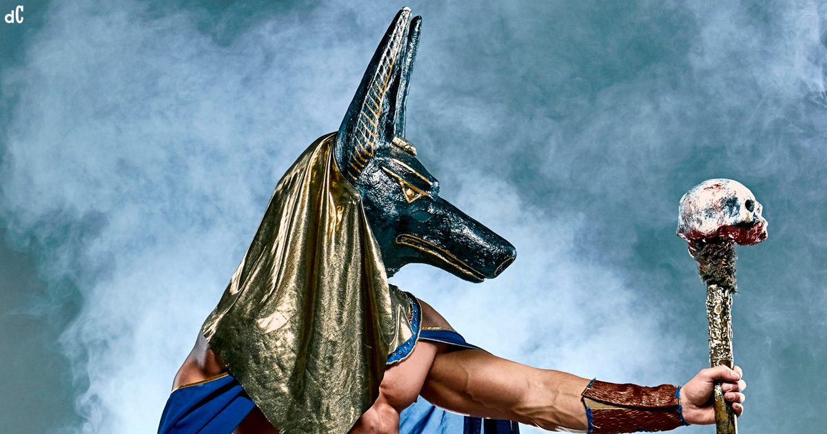 O deus egípcio Anubis serve como protetor, guardião e guia dos falecidos