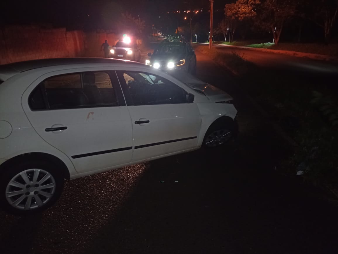 Gol branco bate contra poste em Américo Brasiliense -  Imagem (defesa civíl)