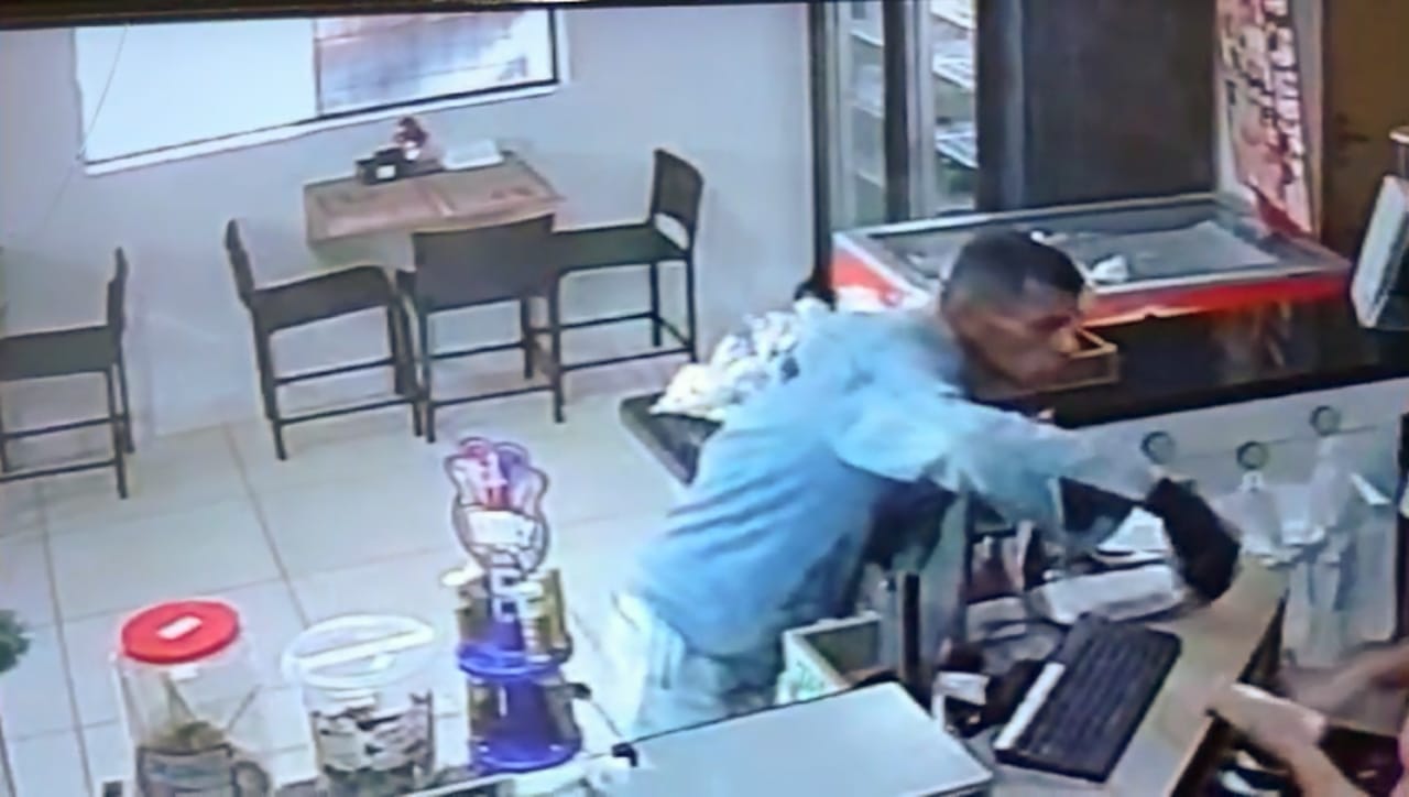 Câmera flagra ação de bandido durante assalto à padaria em Américo Brasiliense