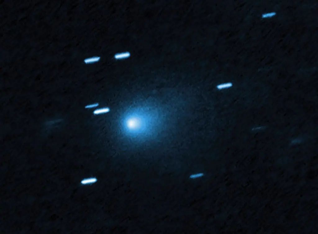 Imagem do cometa interestelar 3I/ATLAS registrada pelo Telescópio Espacial Hubble, mostrando o núcleo envolto por uma coma tênue e anticauda azulada voltada para o Sol. Foto divulgada pela NASA.