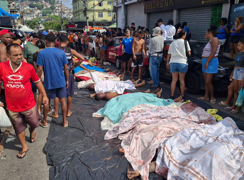 Dezenas de corpos são trazidos por moradores para a Praça São Lucas, na Penha, zona norte do Rio de Janeiro, após ação policial da Operação Contenção.