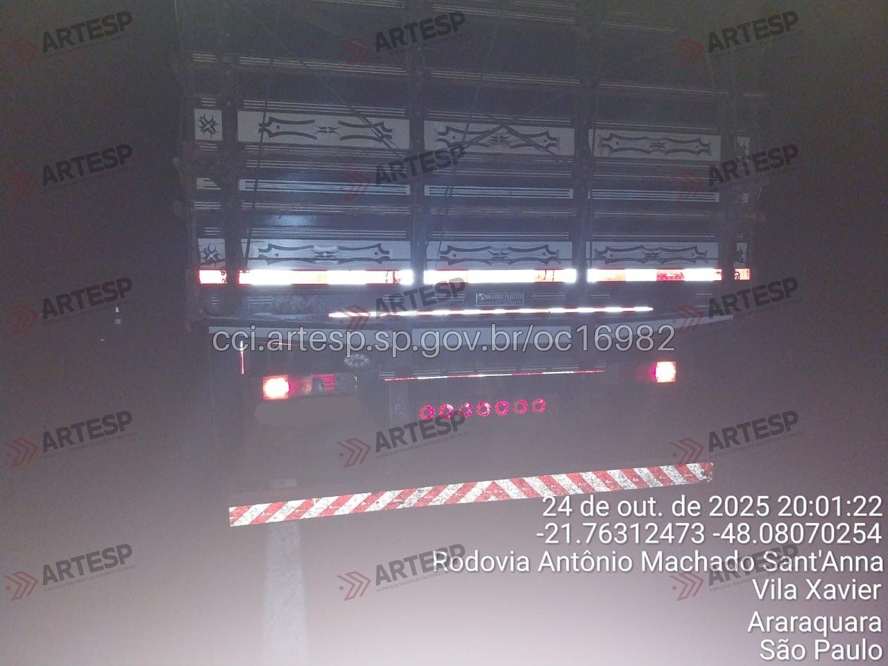 Foto mostra o caminhão Mercedes-Benz L 1621 envolvido em colisão com motocicleta na SP‑255, em Américo Brasiliense. Acidente ocorreu na noite de sábado e resultou em óbito do motociclista.