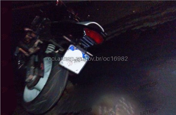 Imagem mostra a motocicleta Honda CB 600 Hornet após colisão traseira com caminhão, registrada na SP‑255, km 71,200, em Américo Brasiliense (SP). O acidente resultou em uma vítima fatal.