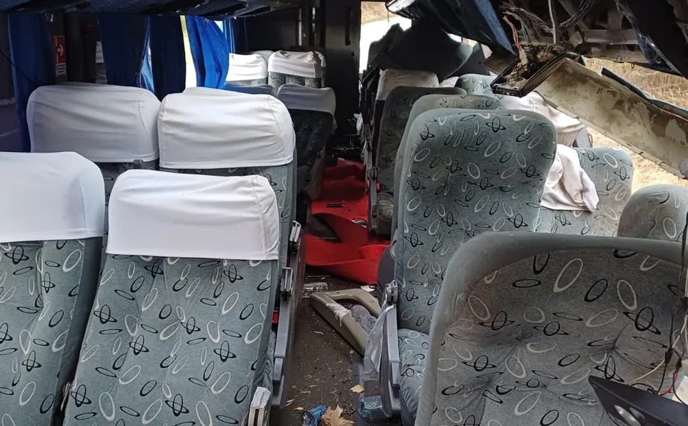 Foto tirada pela Polícia Rodoviária Federal mostra o interior destruído do ônibus após o tombamento, com bancos retorcidos, objetos espalhados e marcas do impacto visíveis por todo o veículo.