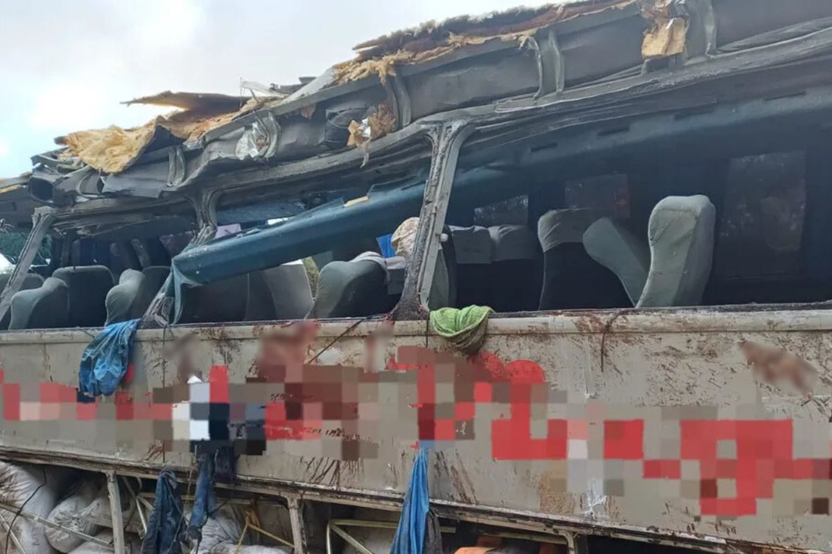 Ônibus tombado visto de lateral na BR‑423, com danos visíveis na estrutura, em foto registrada pela Polícia Rodoviária Federal.