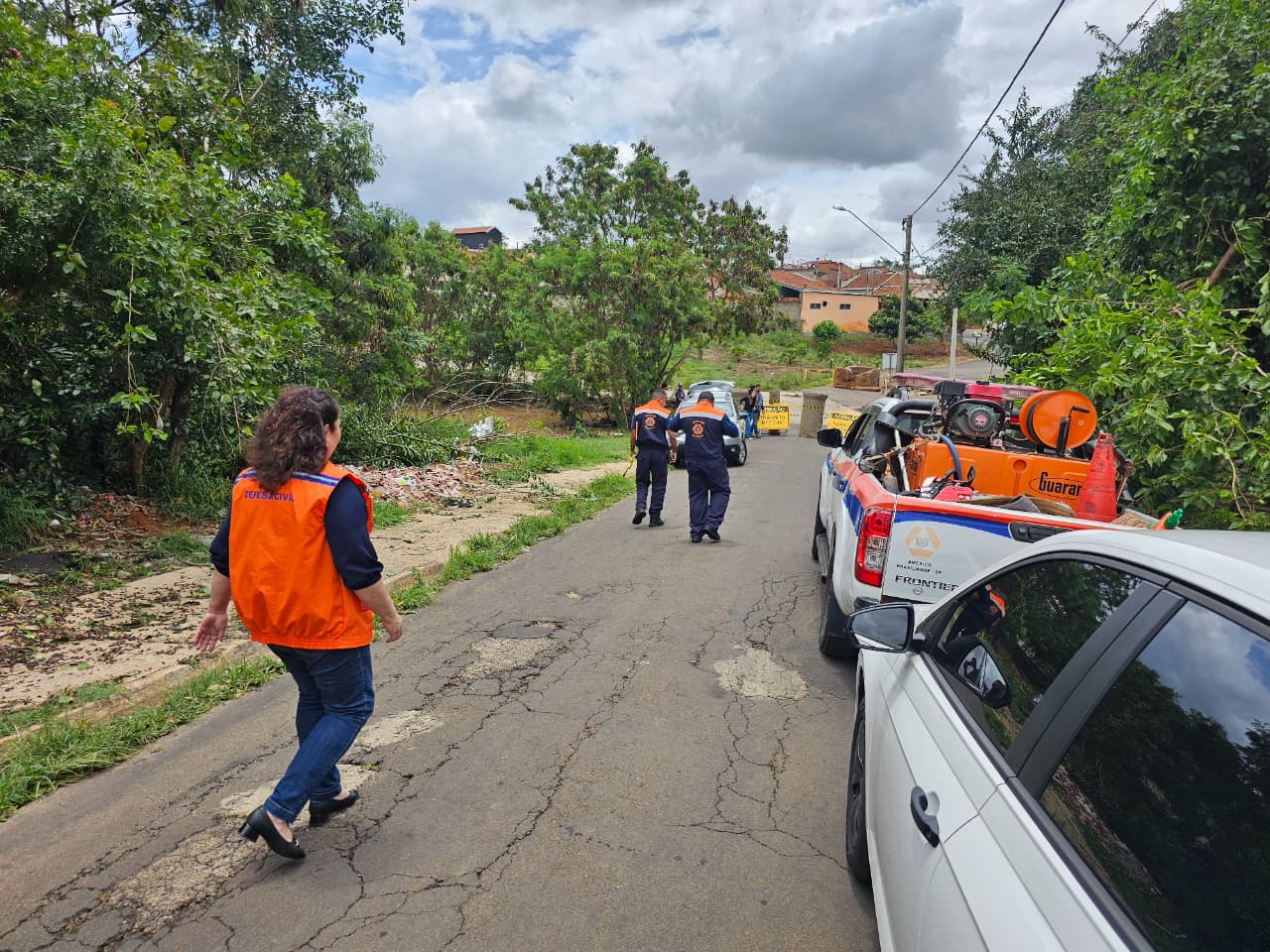 Prefeita Terezinha Viveiros acompanha os trabalhos da Defesa Civil do Estado na ponte da Avenida Amábile Mariane Furlan, interditada após as fortes chuvas. Foto: Divulgação.