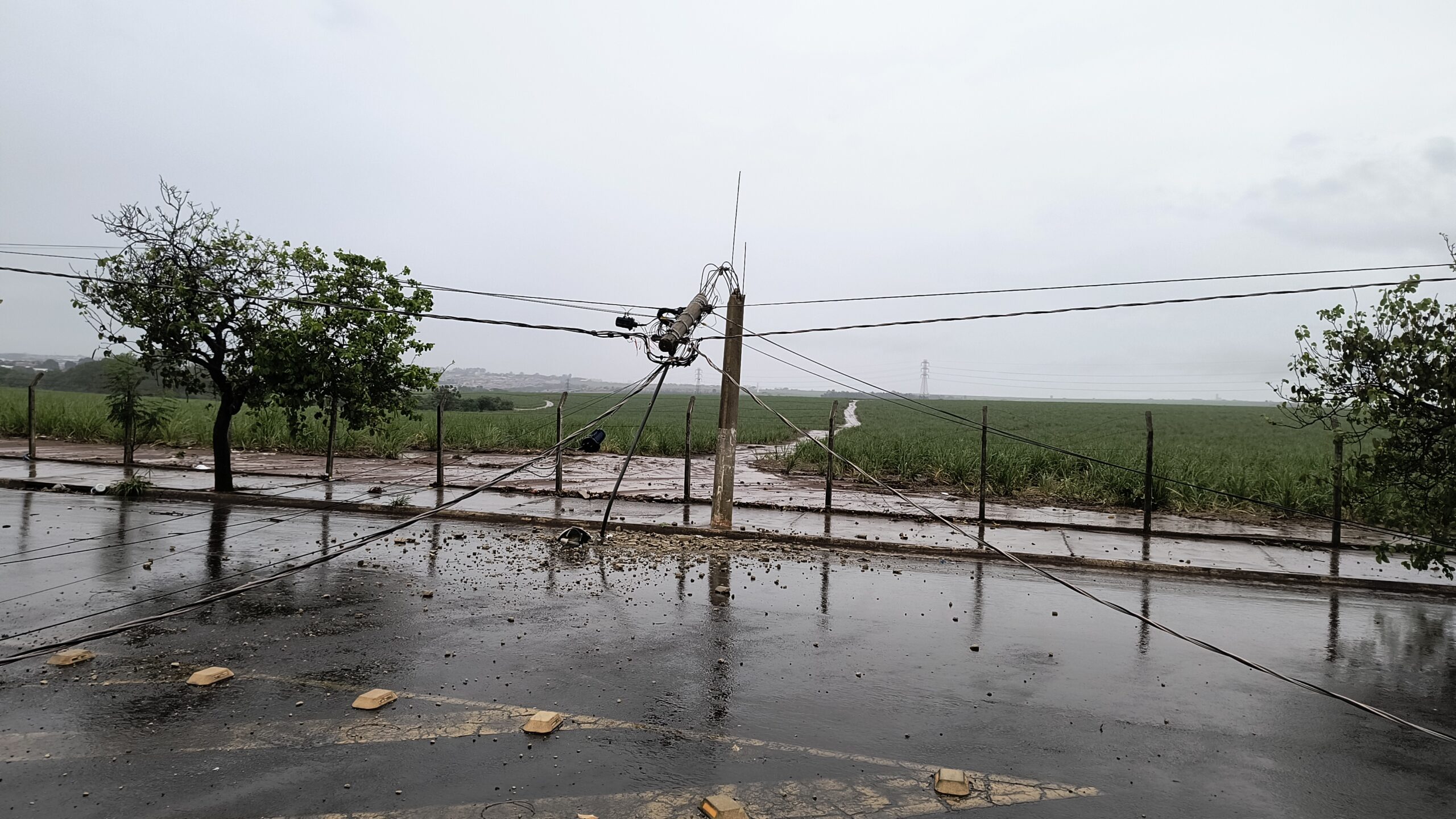 Poste quebrado pelas fortes chuvas de domingo (2) em Américo Brasiliense. Equipes atuam na recuperação da rede e na segurança do local. Foto: O Diário da Cidade.